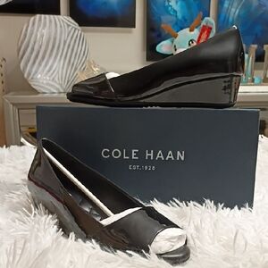 Cole Haan Kinslee Open Toe Wedge Black Patent Shoes Women's Sz 6.5 B